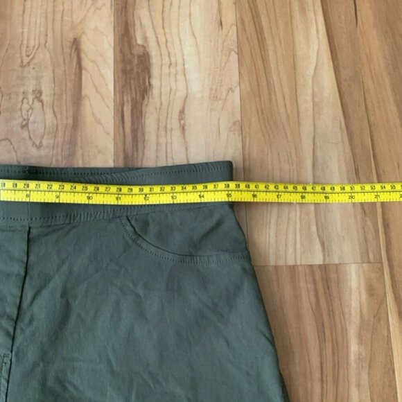 Tahari Green Pull On Bermuda Shorts Size Medium Stretch Pockets - Picture 2 of 7